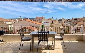 Plein centre de Sanary avec balcon